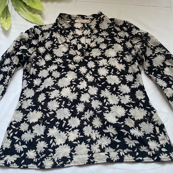 ⭐️Tory Burch Black and White Floral Print Blouse⭐️ - Picture 2 of 10